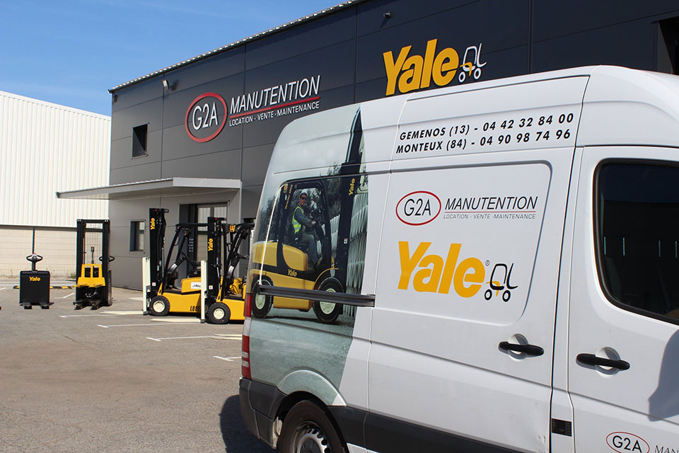 Véhicule G2A avec des appareils de manutention à l'arrière-plan