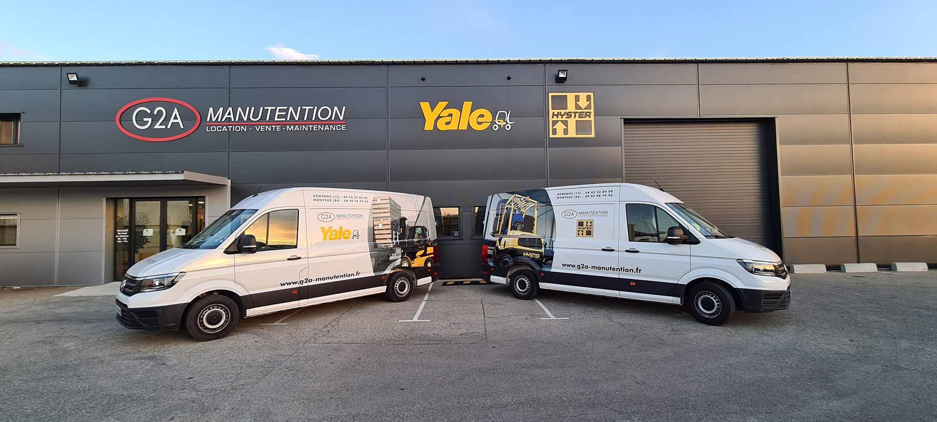 Camions G2A Manutention garés devant le magasin